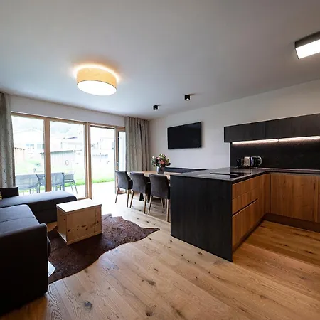 Lakeside Luxury Apartment *